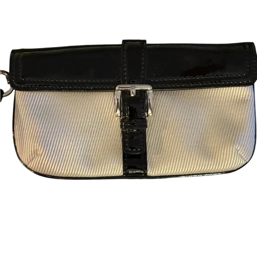 Ann Taylor Black and White Wristlet‎